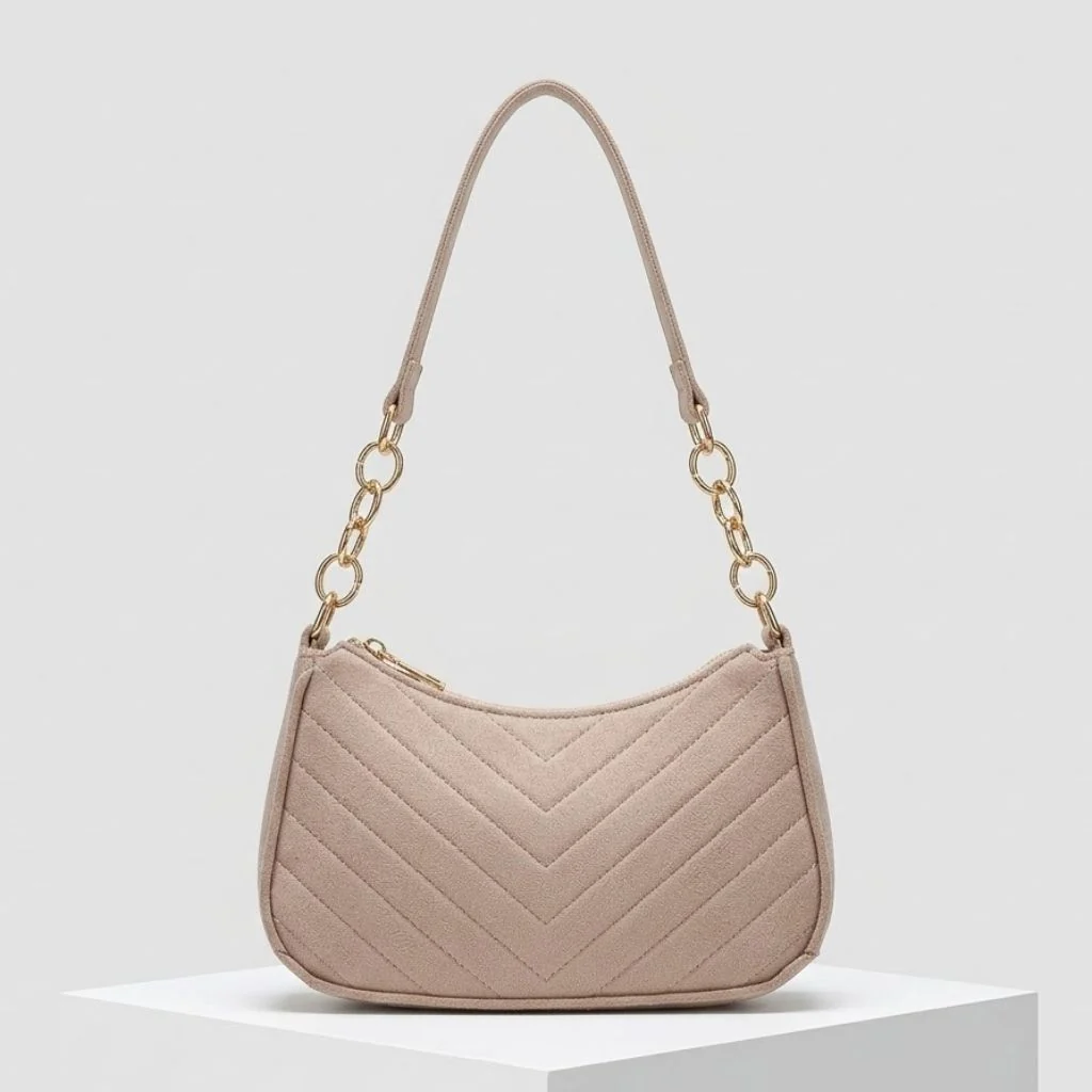 Bolsa Tiracolo Compacta com Alça Decorativa em Corrente